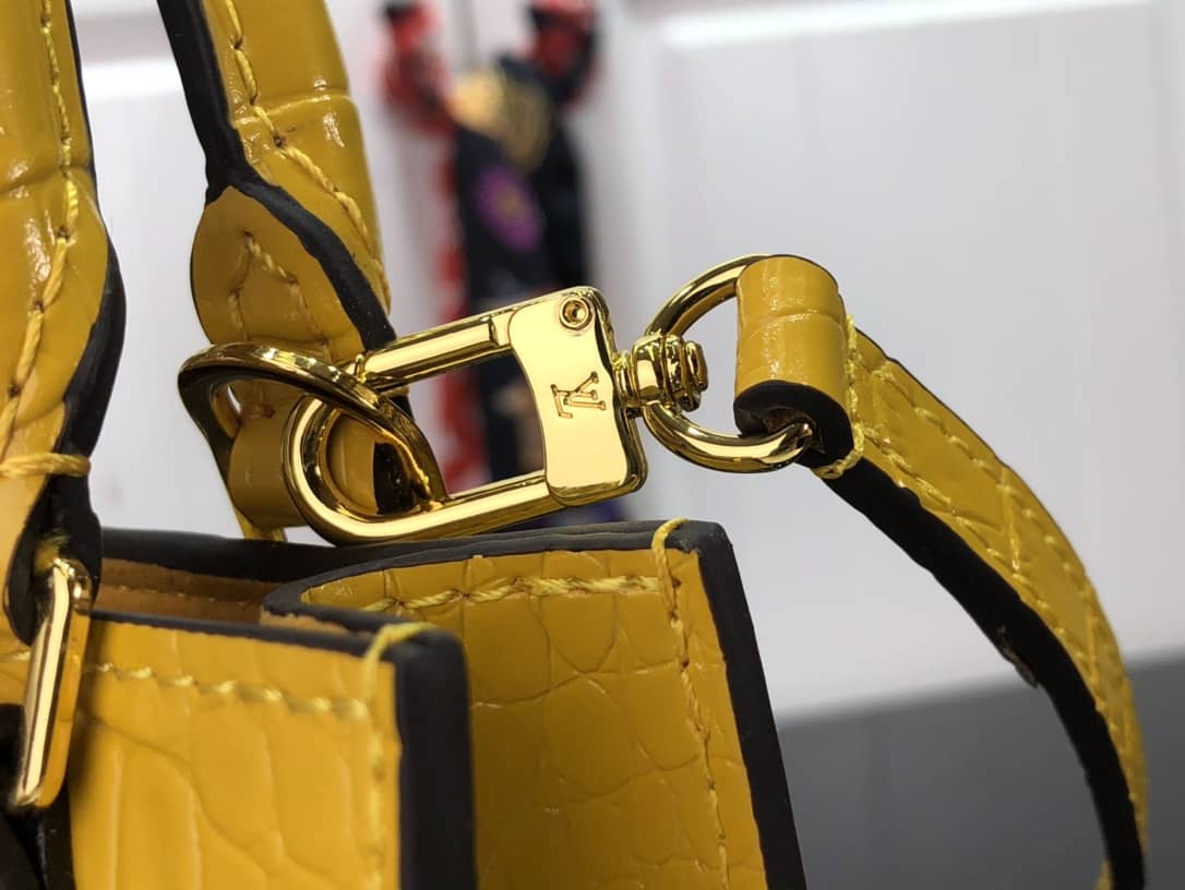 L0vis Vvtt0n Petit Sac Plat Flat Shoulder Bag Replica Yellow M80169