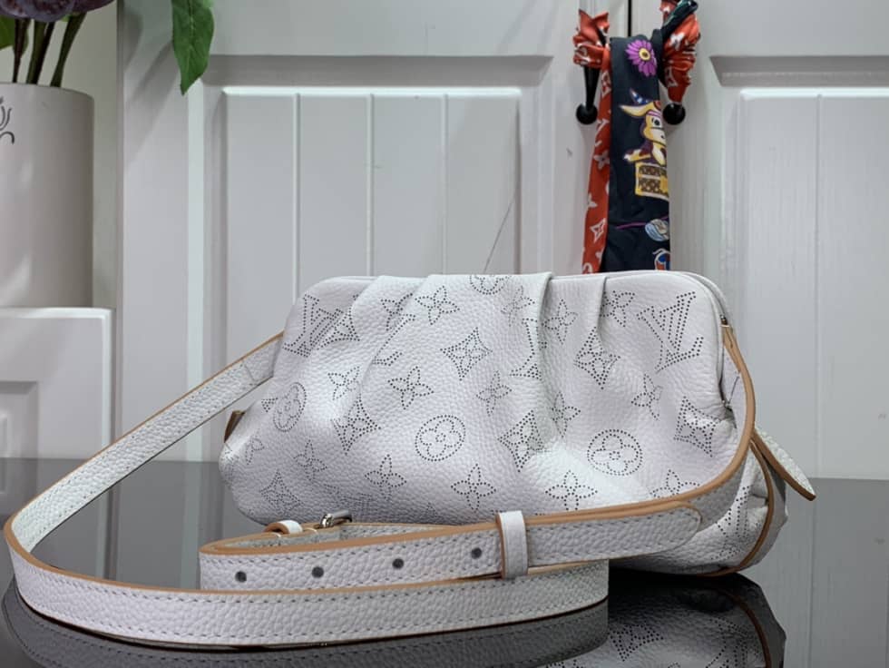 L0vis Vvtt0n Monogram Mahina Scala Mini M80092 Replica Crossbody Bag