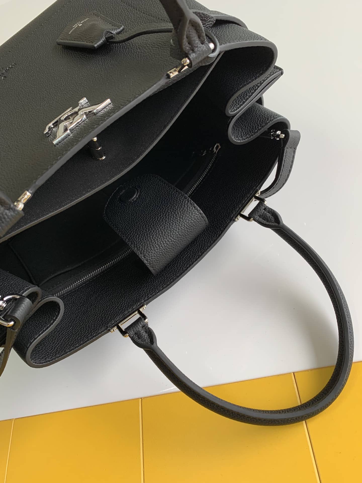 L0vis Vvtt0n Lockme Day Tote Replica Black M53730