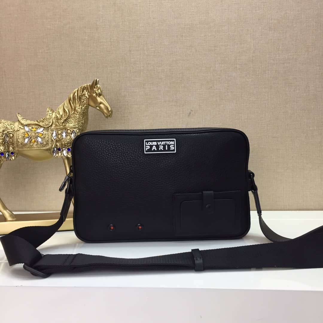 L0vis Vvtt0n Alpha Taurillon Leather Messenger Bag Replica M52767