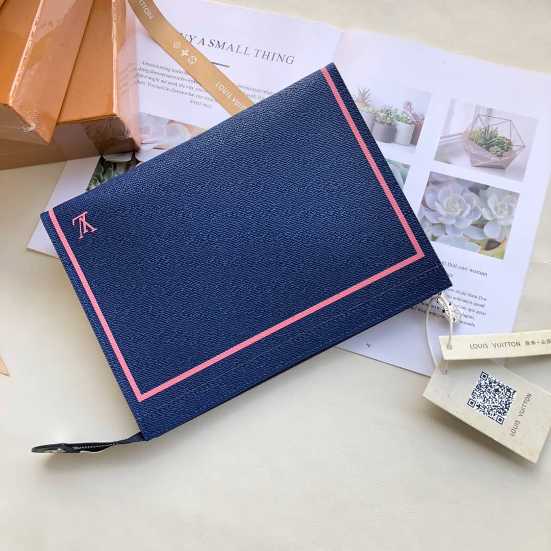 L0vis Vvtt0n Taiga Leather Pochette Voyage MM Replica M30577