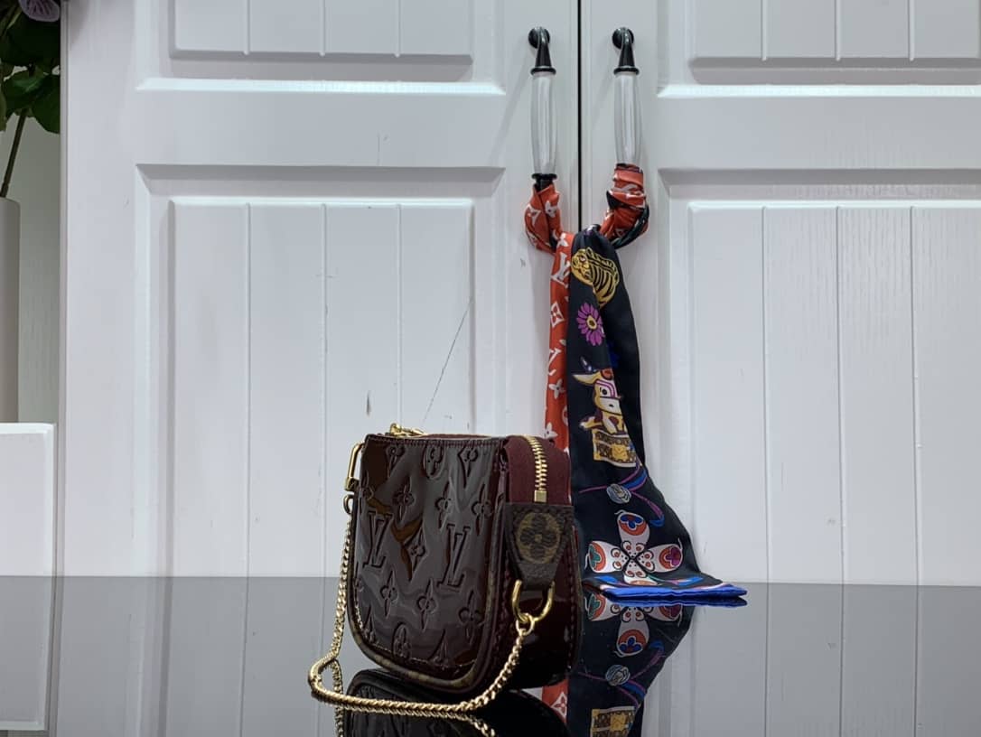 L0vis Vvtt0n Pochette Dupe Monogram Vernis  Accessories  Pouch Purple M58009