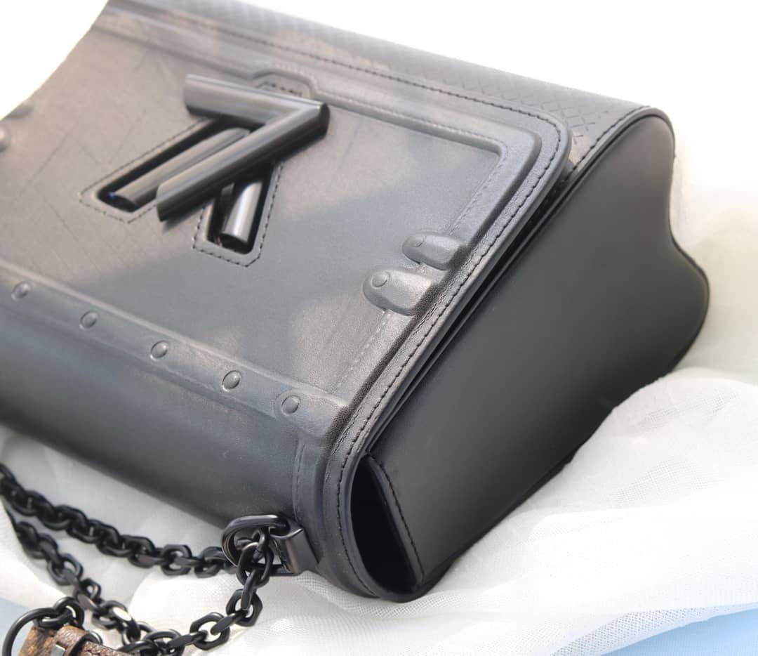 L0vis Vvtt0n Twist Epi Handbag Replica Black M50320