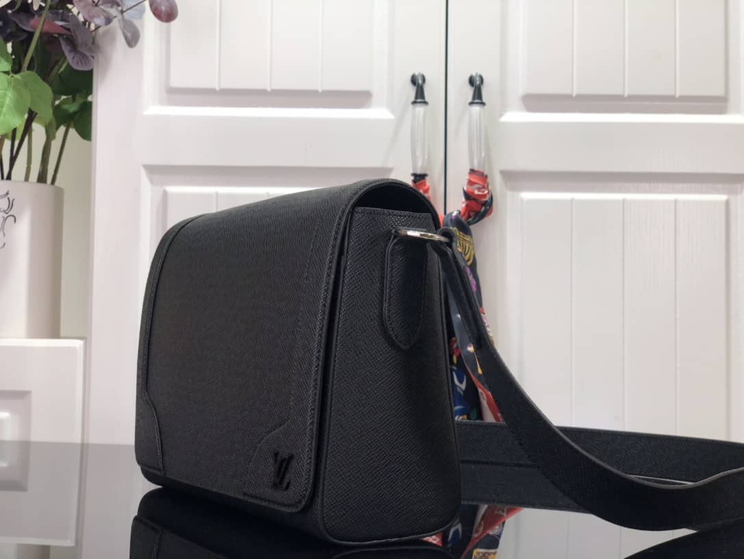 L0vis Vvtt0n New Flap Taiga Cowhide Leather Replica Messenger Bag M30807