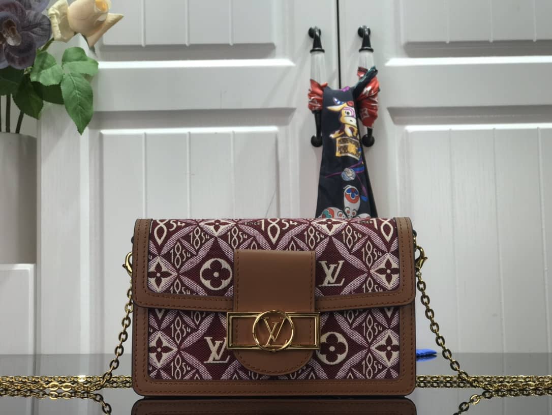 L0vis Vvtt0n Since 1854 Dauphine Chain Replica Wallet Red M69992