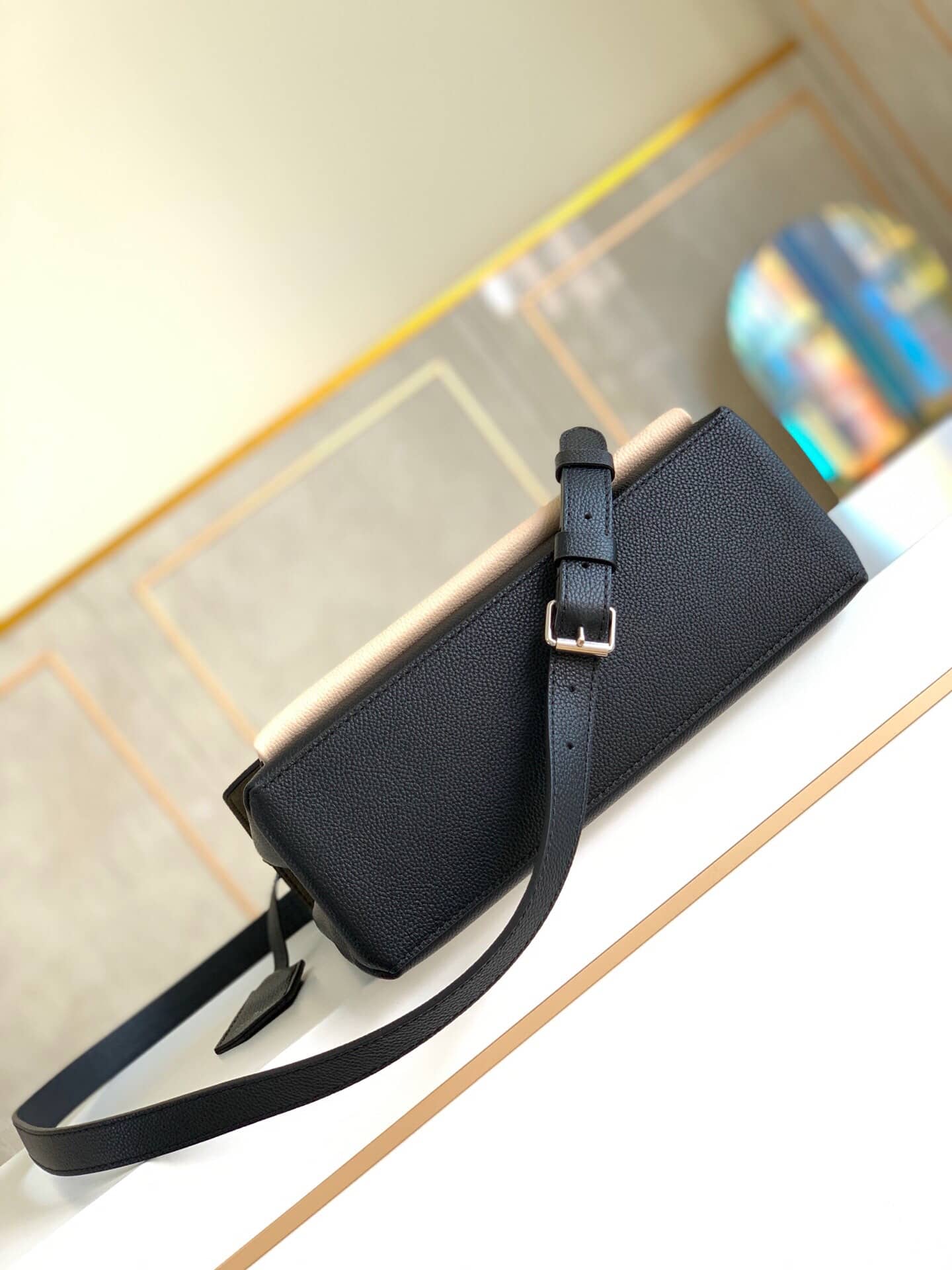 L0vis Vvtt0n Laurier Toffee Latte MyLockme Bag Replica M55323