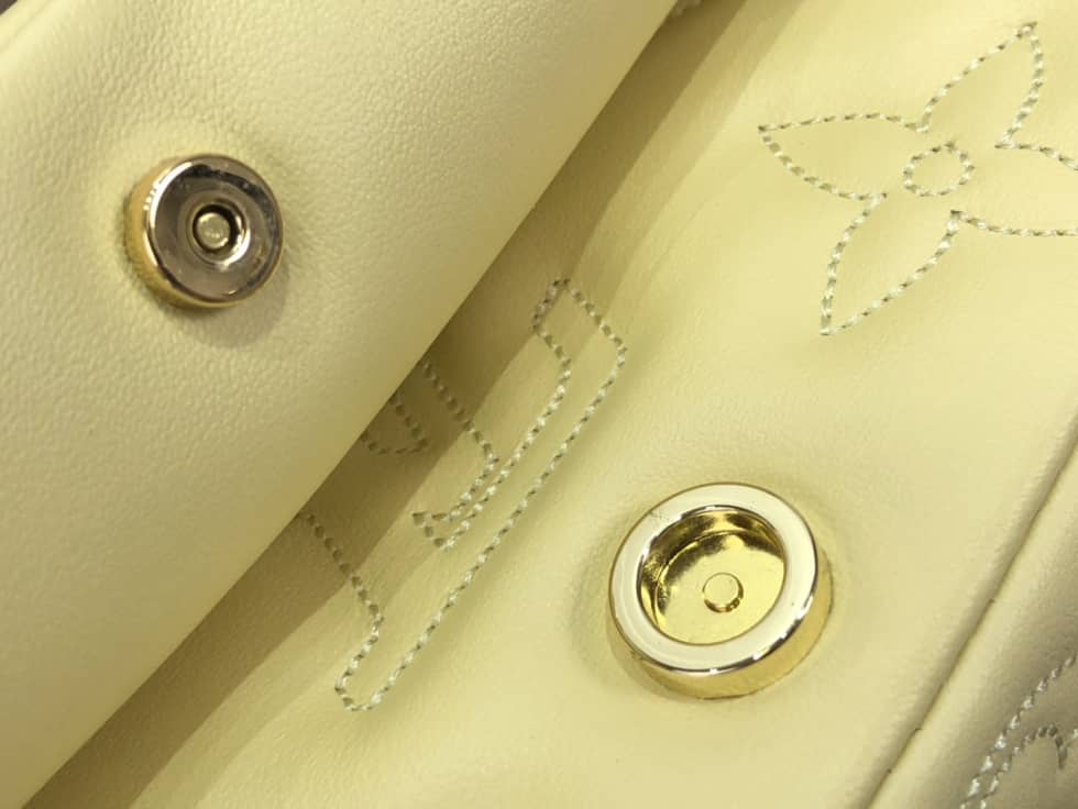 L0vis Vvtt0n Wallet On Strap Bubblegram Yellow M81399 Replica