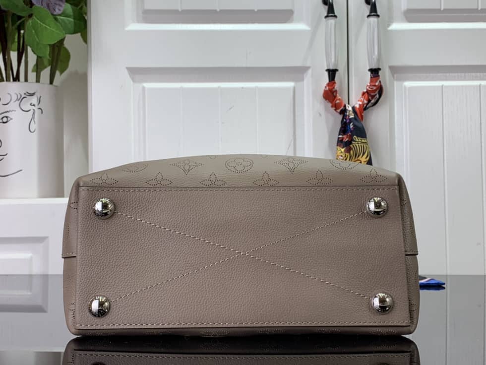 L0vis Vvtt0n Why Knot PM Mahina Leather M20701 Replica Hobo