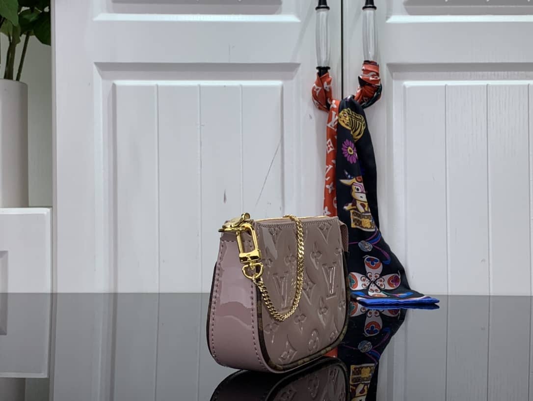 L0vis Vvtt0n Pochette Dupe Monogram Vernis Accessories Replica Pouch Pink M58009