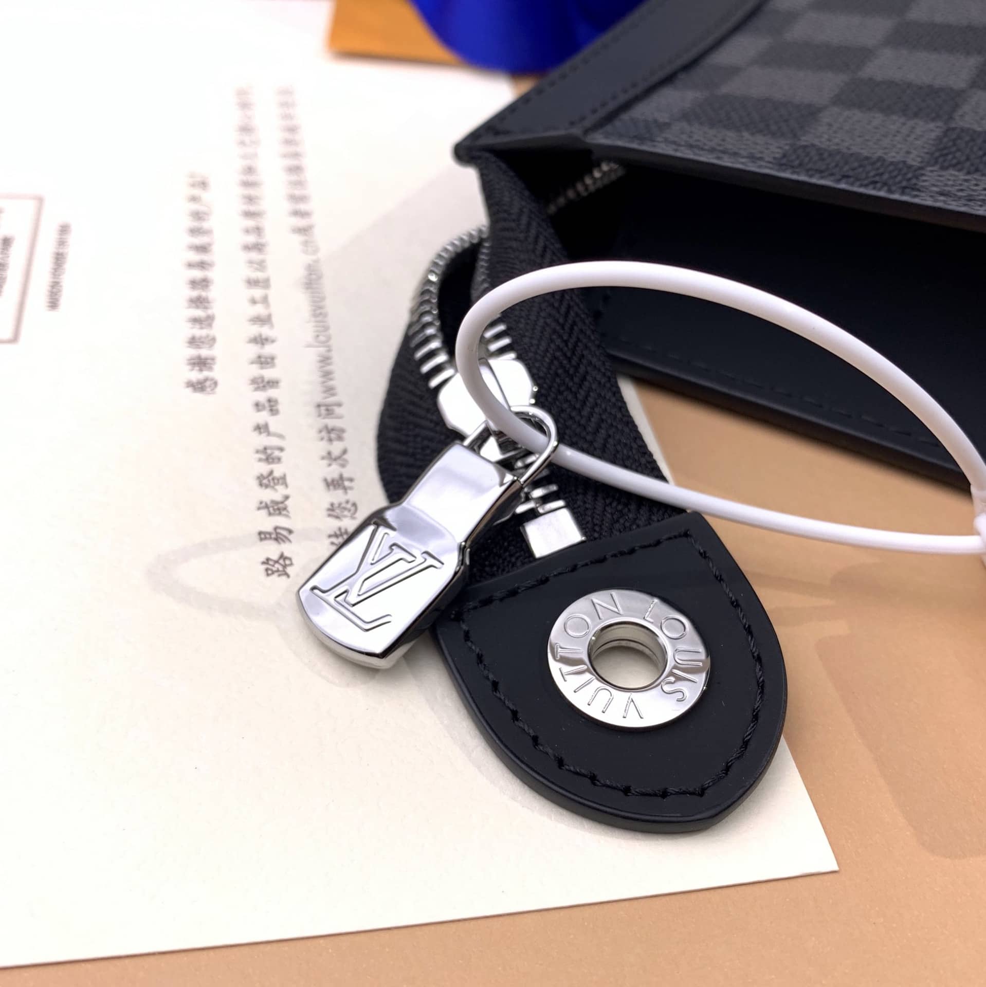 L0vis Vvtt0n Pochette Voyage MM Damier Coated Canvas Clutch Replica N41696