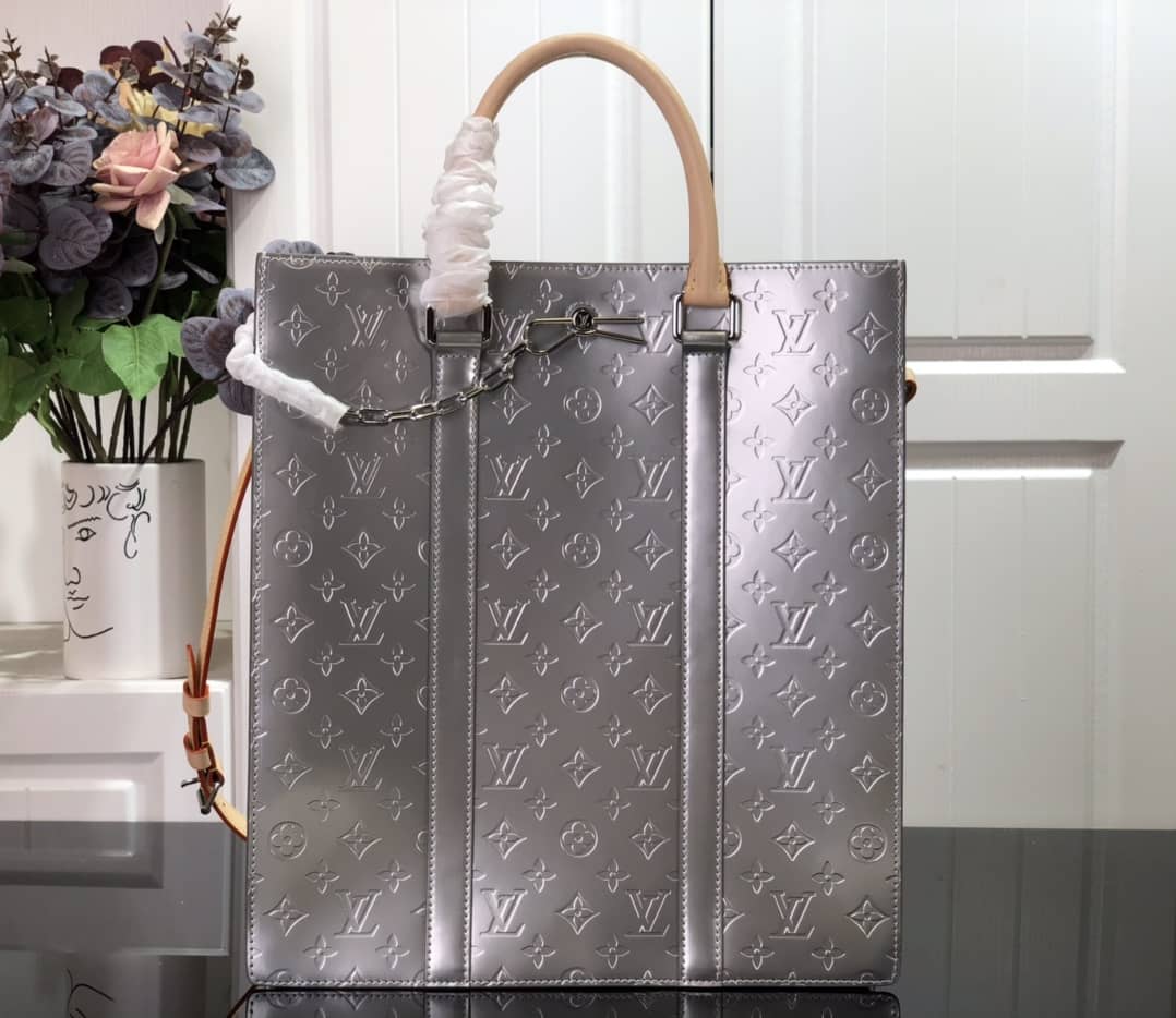 L0vis Vvtt0n Sac Plat Monogram Mirror Coated Shoulder Bag Replica Silver M45884