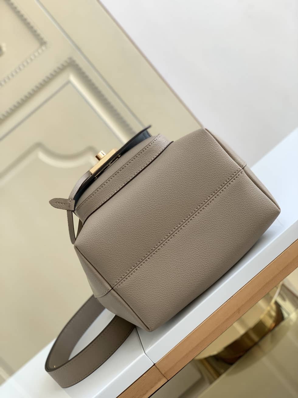 L0vis Vvtt0n Lockme Grained Calf Leather Greige M57688 Replica Bucket Bag