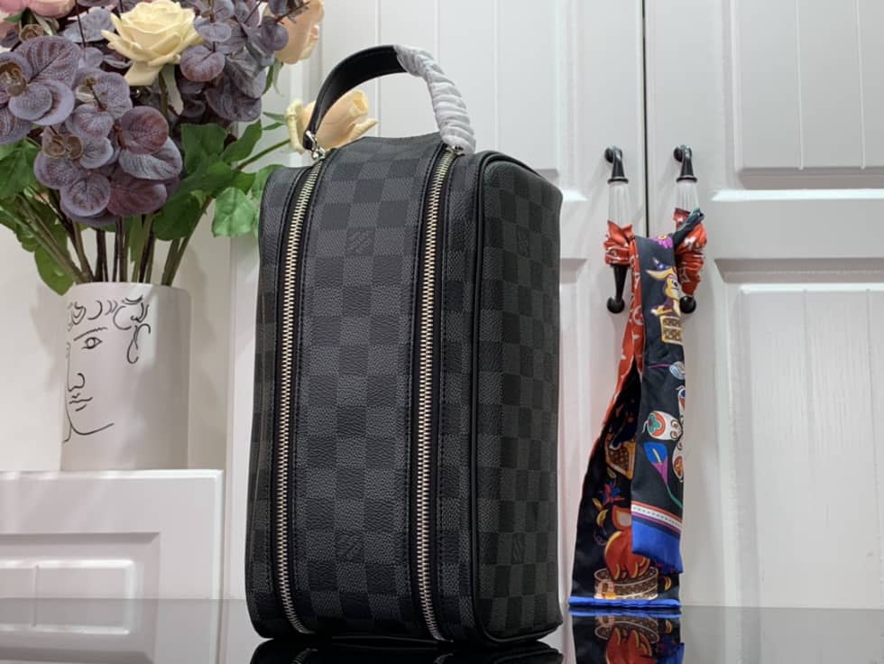 L0vis Vvtt0n Dopp Kit Toilet Pouch Monogram Canvas M44494 Replica