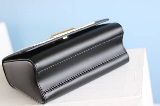 L0vis Vvtt0n Textured Epi Leather Twist Series Bag