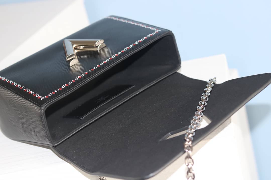 L0vis Vvtt0n Twist Epi Handbag Replica Black M50320