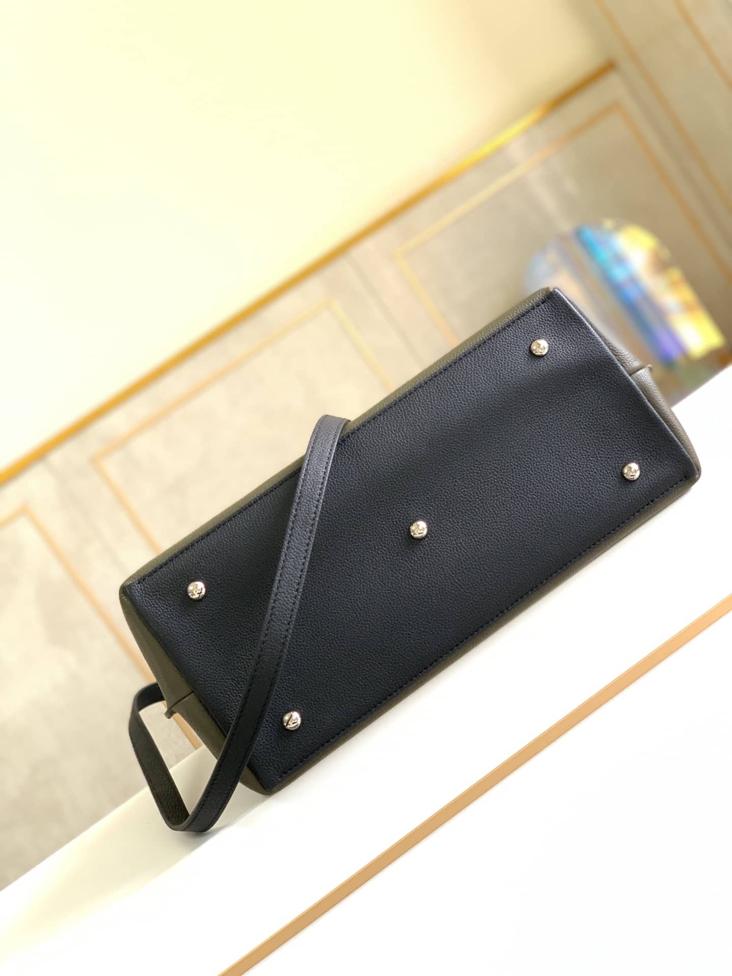 L0vis Vvtt0n Lockme Day Tote Replica Green M53730