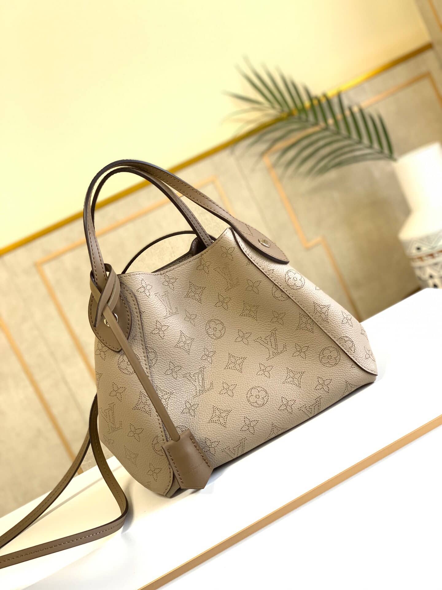 L0vis Vvtt0n Mahina Hina PM Leather Tote Replica Apricot M54353