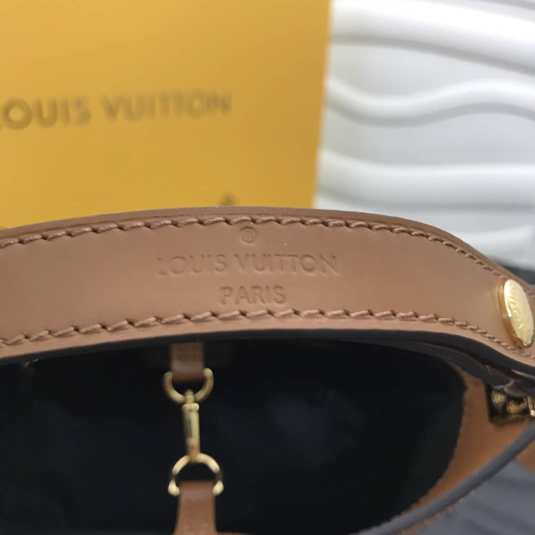 L0vis Vvtt0n Monogram Dauphine MM Replica Hobo M45195