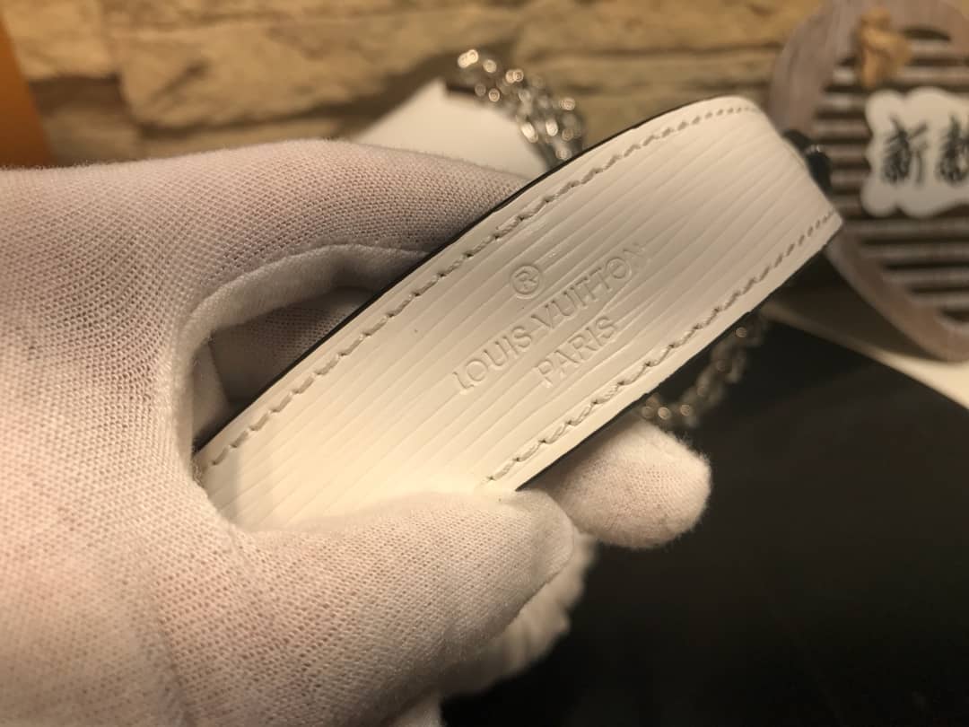 L0vis Vvtt0n AAA Replica Chain Shoulder Bag White