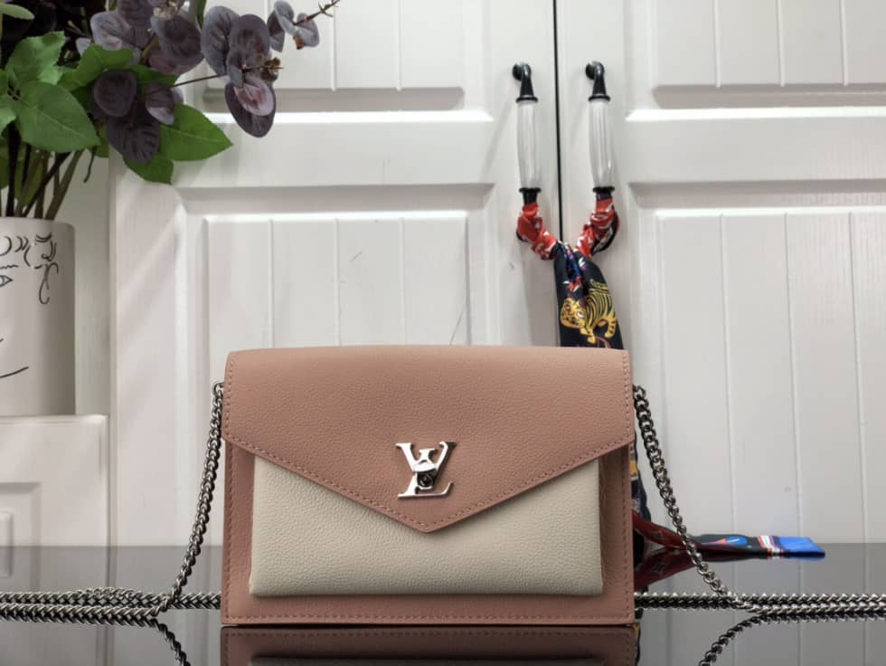 L0vis Vvtt0n Pochette Lock Me Chain M63980 Replica Crossbody Bag