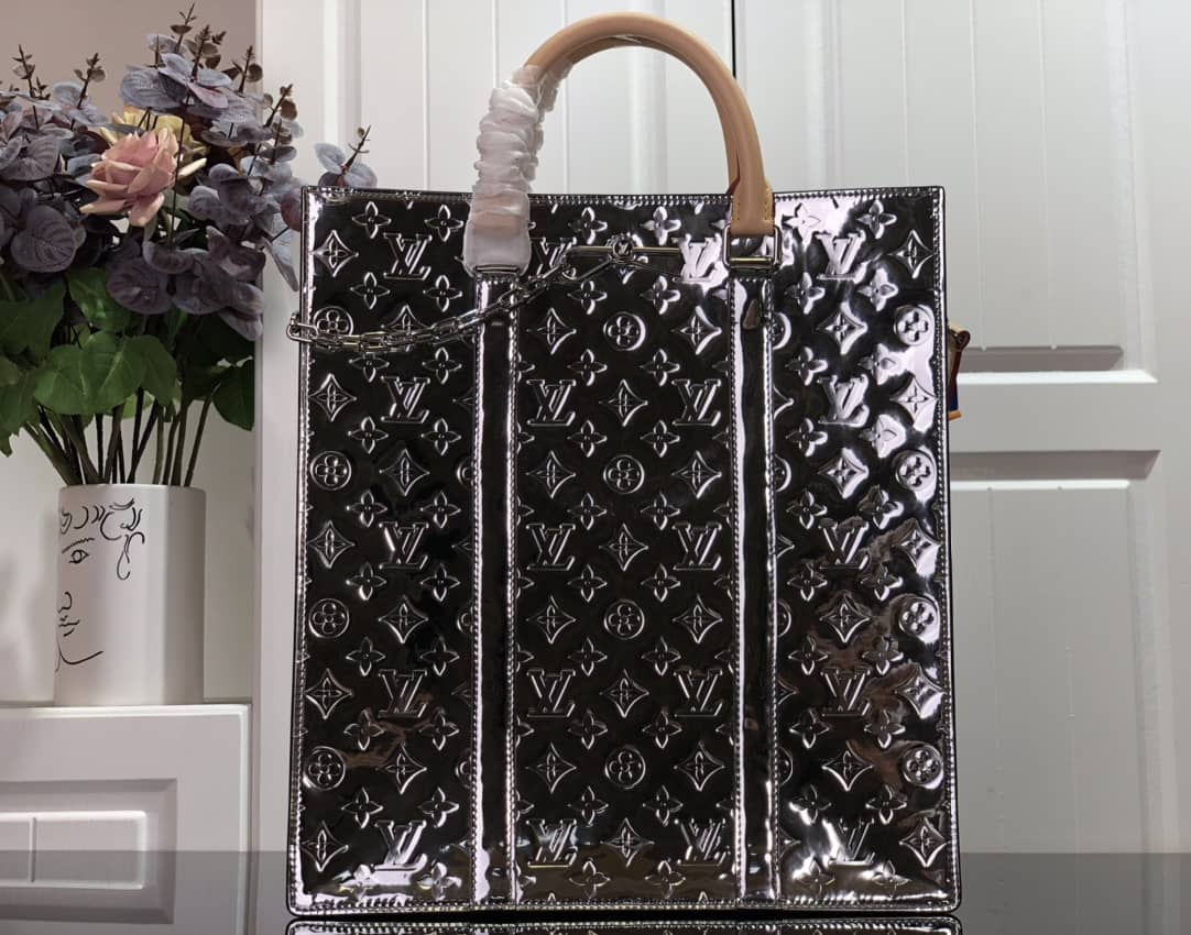 L0vis Vvtt0n Sac Plat Monogram Mirror Coated Shoulder Bag Replica Silver M45884