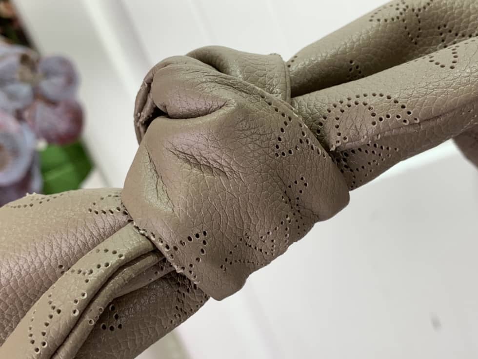 L0vis Vvtt0n Why Knot PM Mahina Leather M20701 Replica Hobo