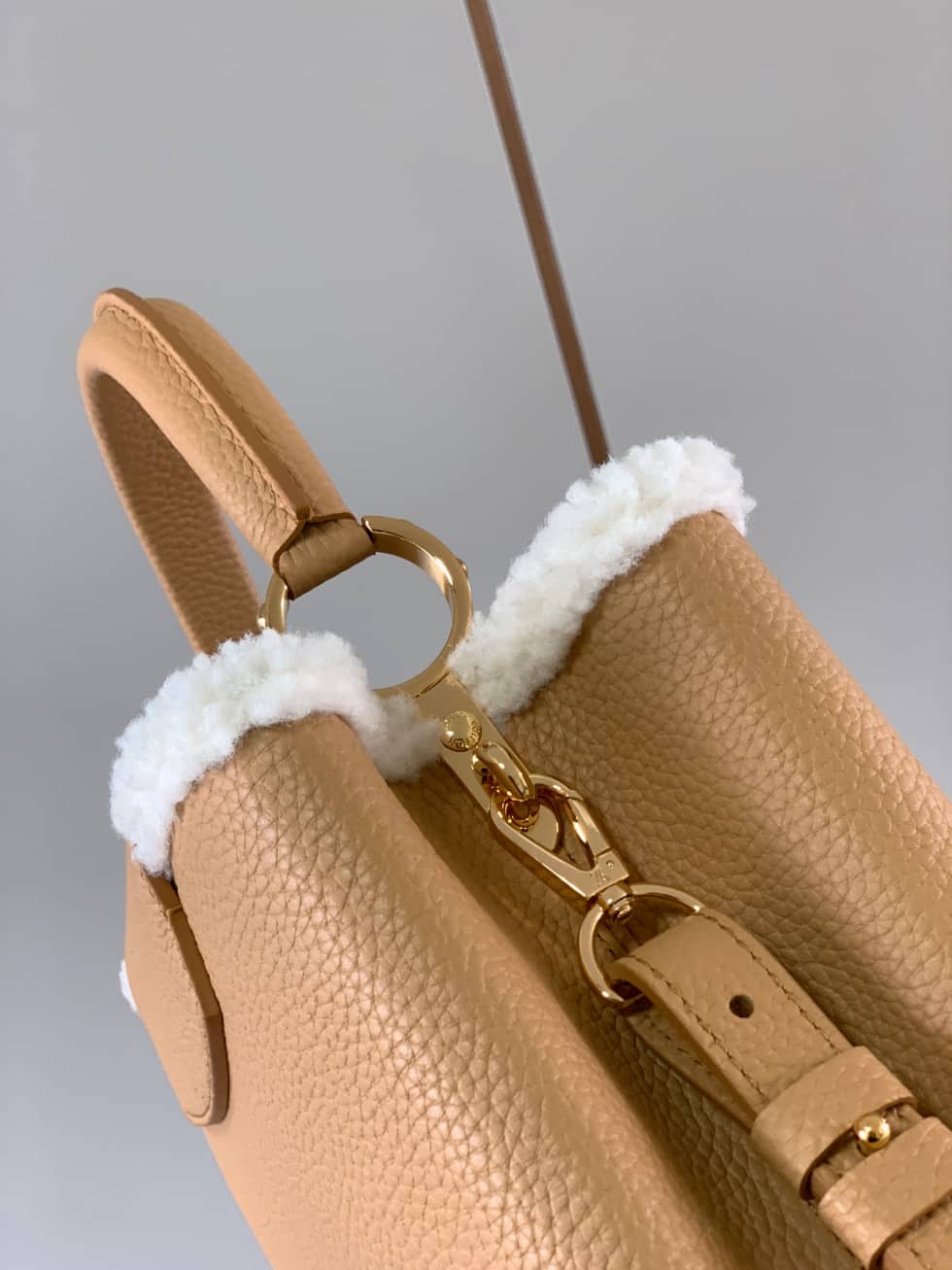 L0vis Vvtt0n Capucines MM Beige M59073 Replica Crossbody Bag