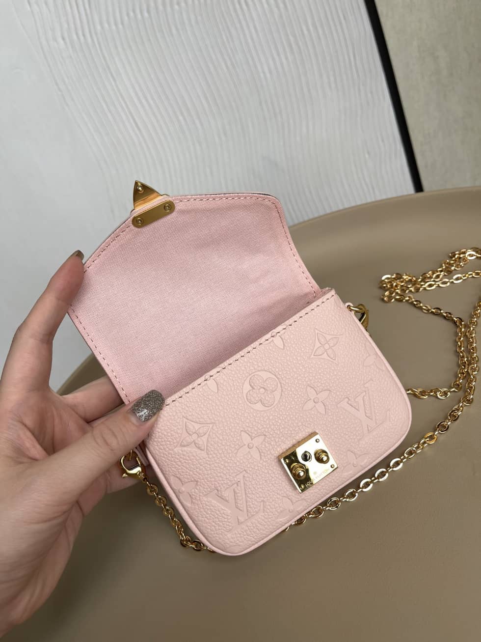 L0vis Vvtt0n Micro Métis Monogram Empreinte Leather 2WAY Chain M81389 Replica Crossbody Bag