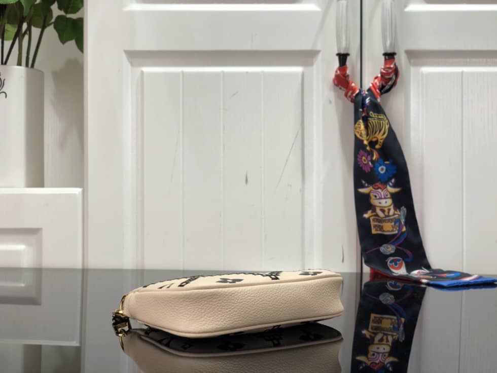 L0vis Vvtt0n Mini Pochette Accessoires Empreinte Broderies Beige M81140 Replica