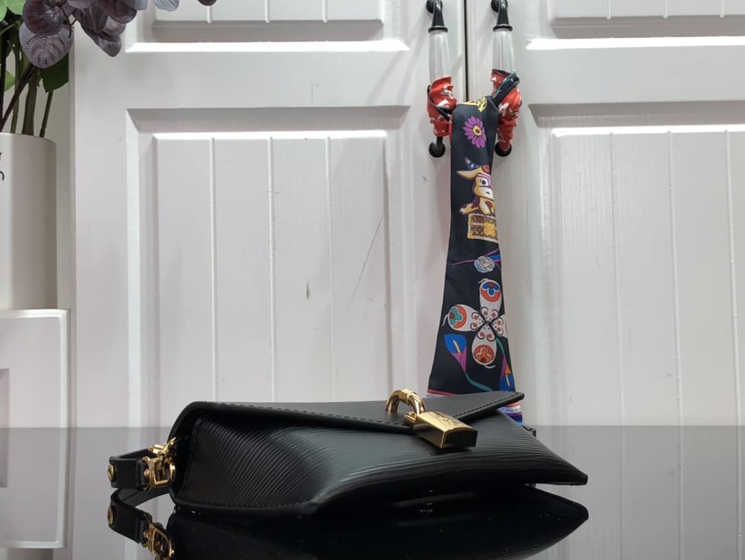 L0vis Vvtt0n Epi Leather Padlock On Strap Replica Bag Black M80819