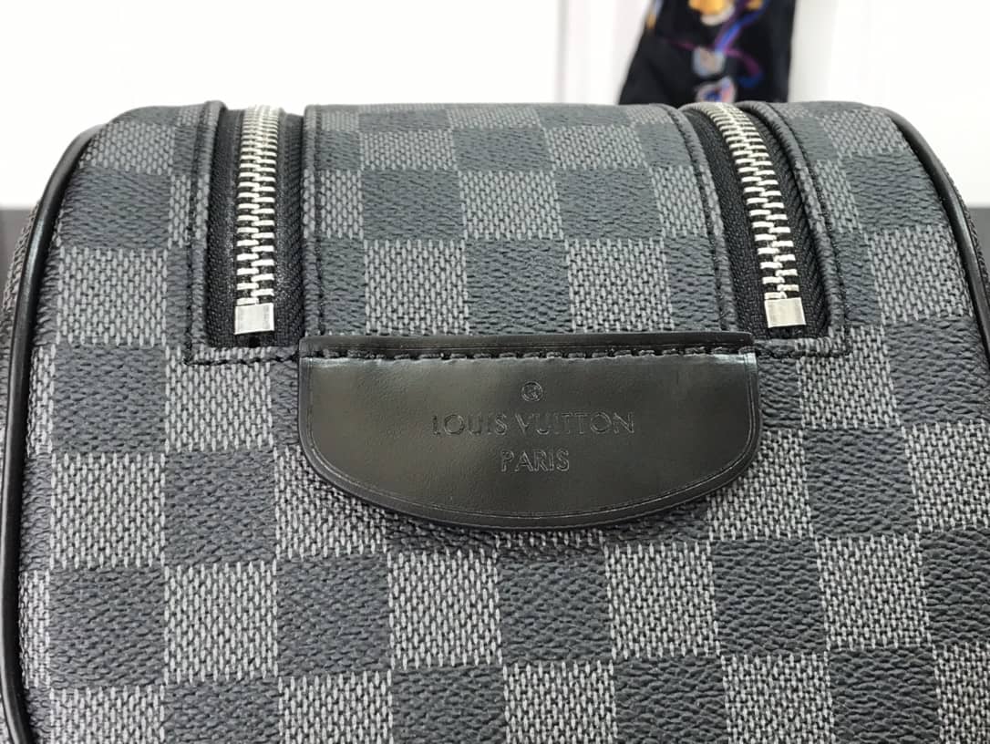 L0vis Vvtt0n King Size Toiletry Bag Replica Black M47528