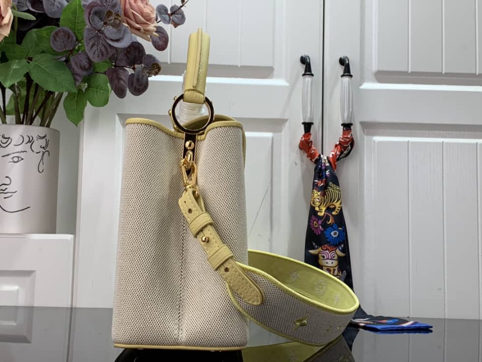 L0vis Vvtt0n Capucines MM Yellow M59872 Replica Shoulder Bag