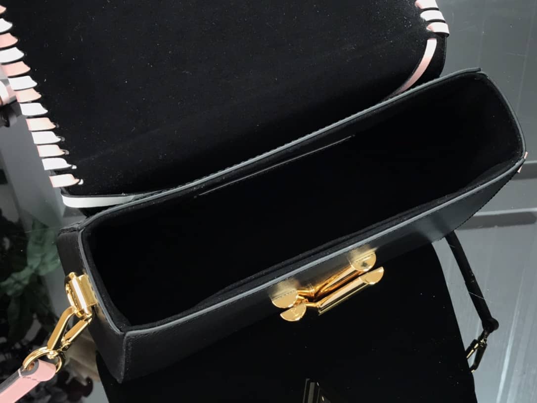 Knockoff L0vis Vvtt0n Twist MM Shoulder Bag From China