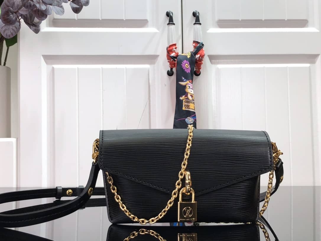 L0vis Vvtt0n Epi Leather Padlock On Strap Replica Bag Black M80819