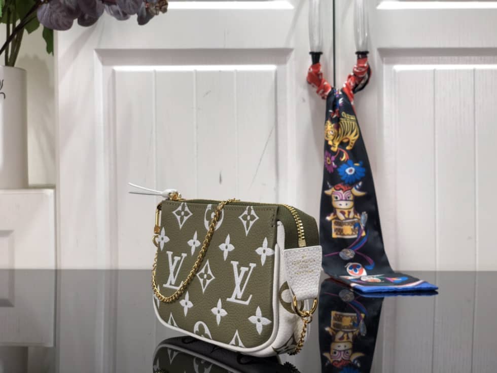 L0vis Vvtt0n Monogram Empreinte Leather Mini Pochette Accessoires M81284 Replica