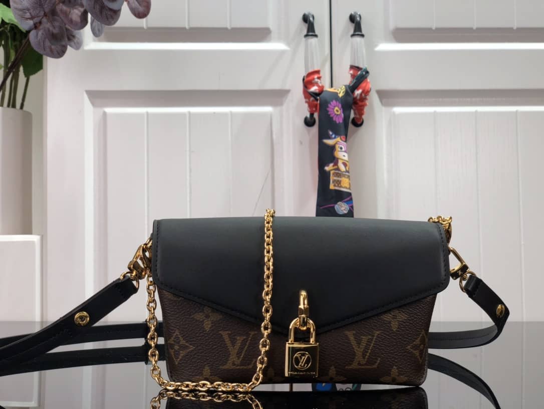 L0vis Vvtt0n Padlock On Strap Monogram Replica Shoulder Bag Black M80559