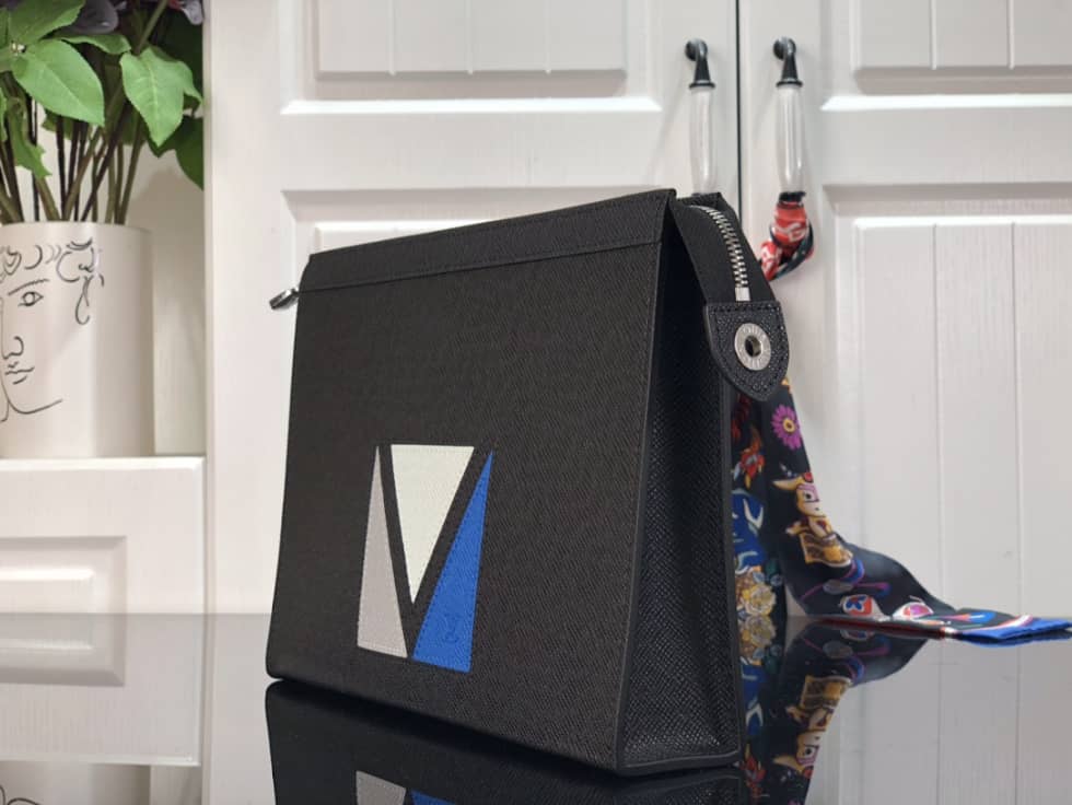 L0vis Vvtt0n Taiga Pochette Voyage Black M59147 Replica