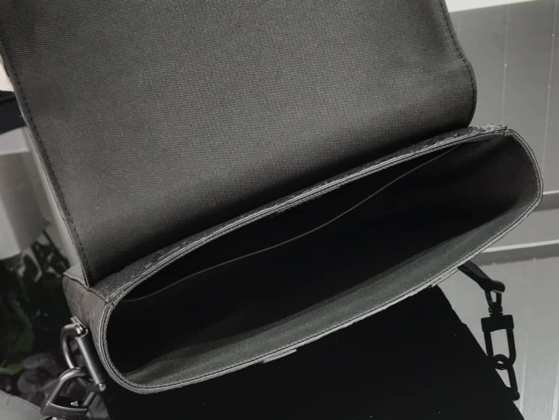 L0vis Vvtt0n Taurillon Monogram Leather Trunk Messenger Bag Replica M57726