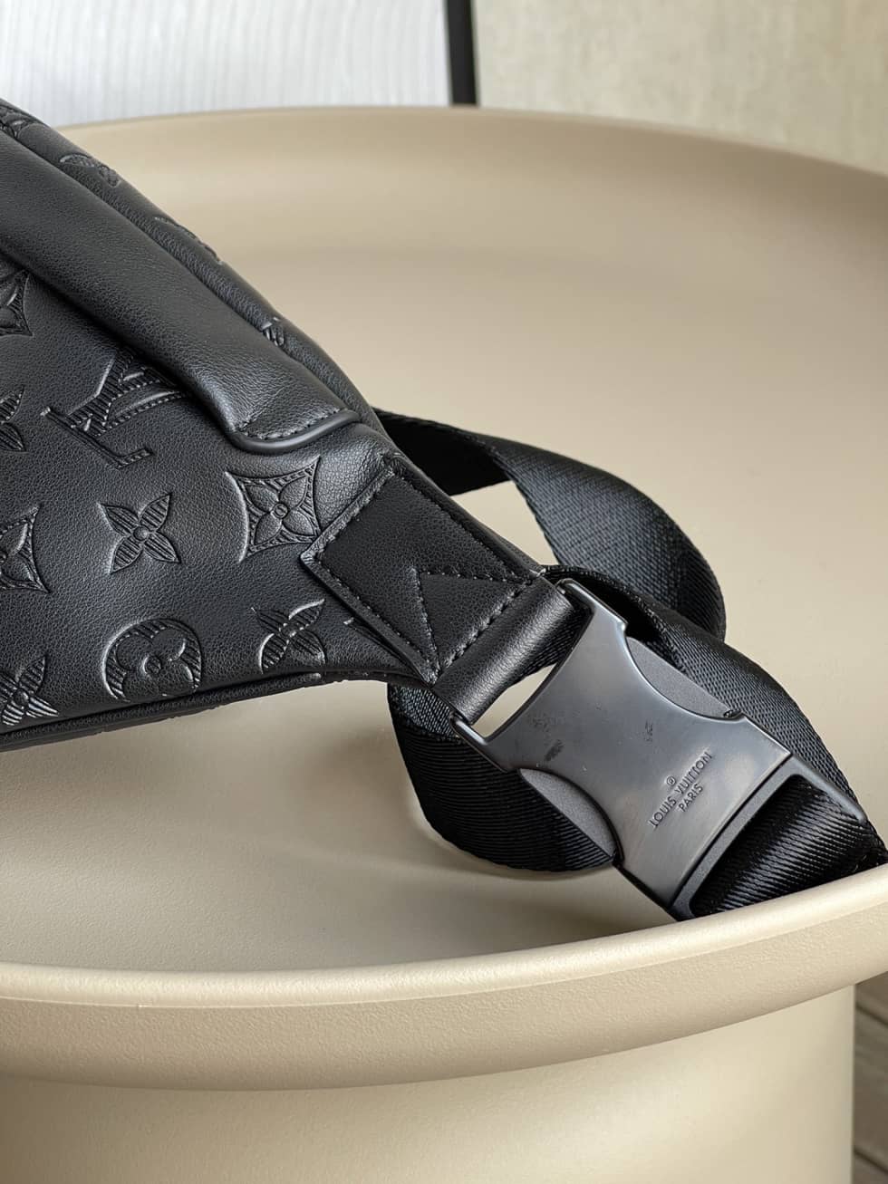 L0vis Vvtt0n Discovery Bumbag PM Monogram Shadow Black M46036 Replica Belt Bag