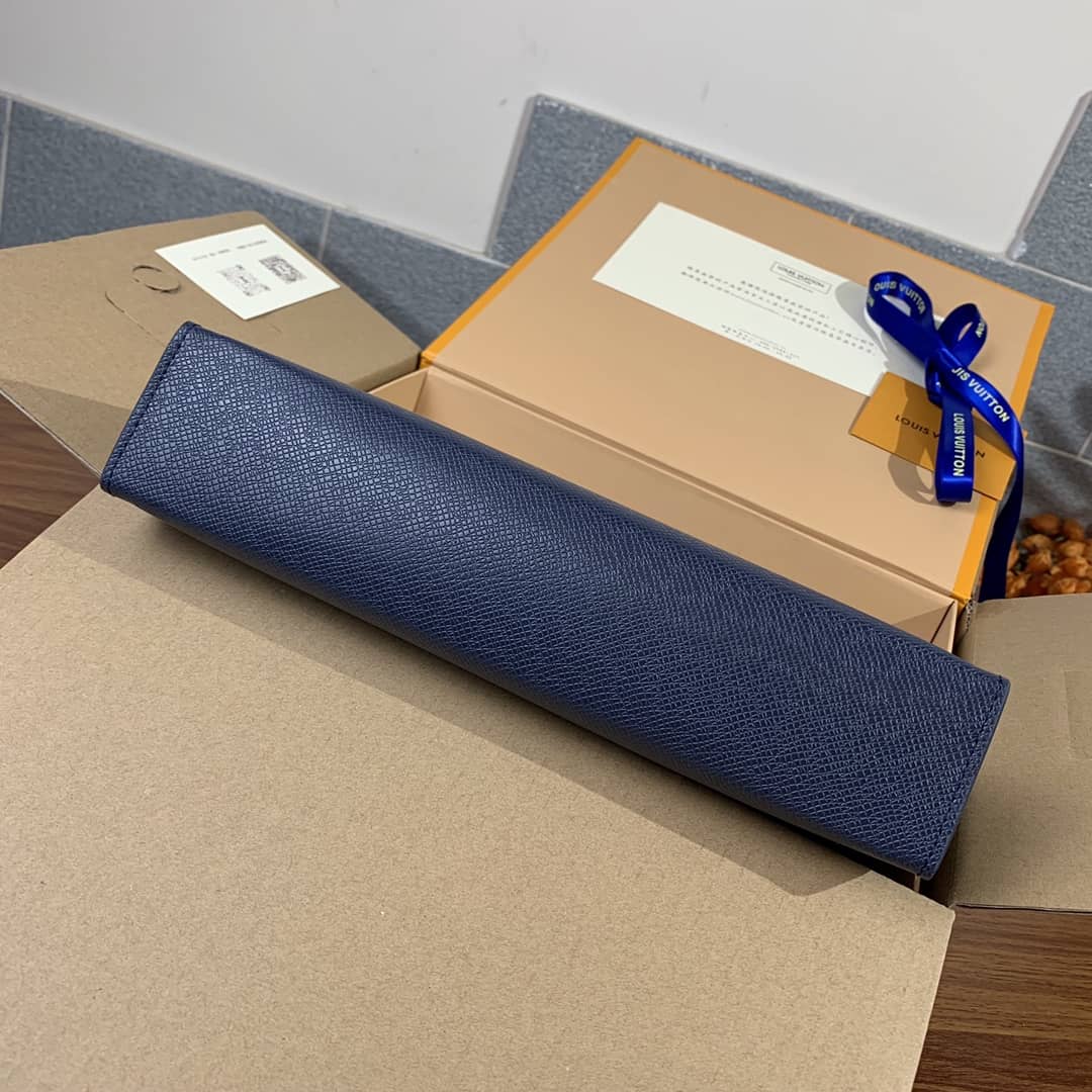 L0vis Vvtt0n Pochette Voyage MM Taiga Leather Replica Handbag Blue M30677