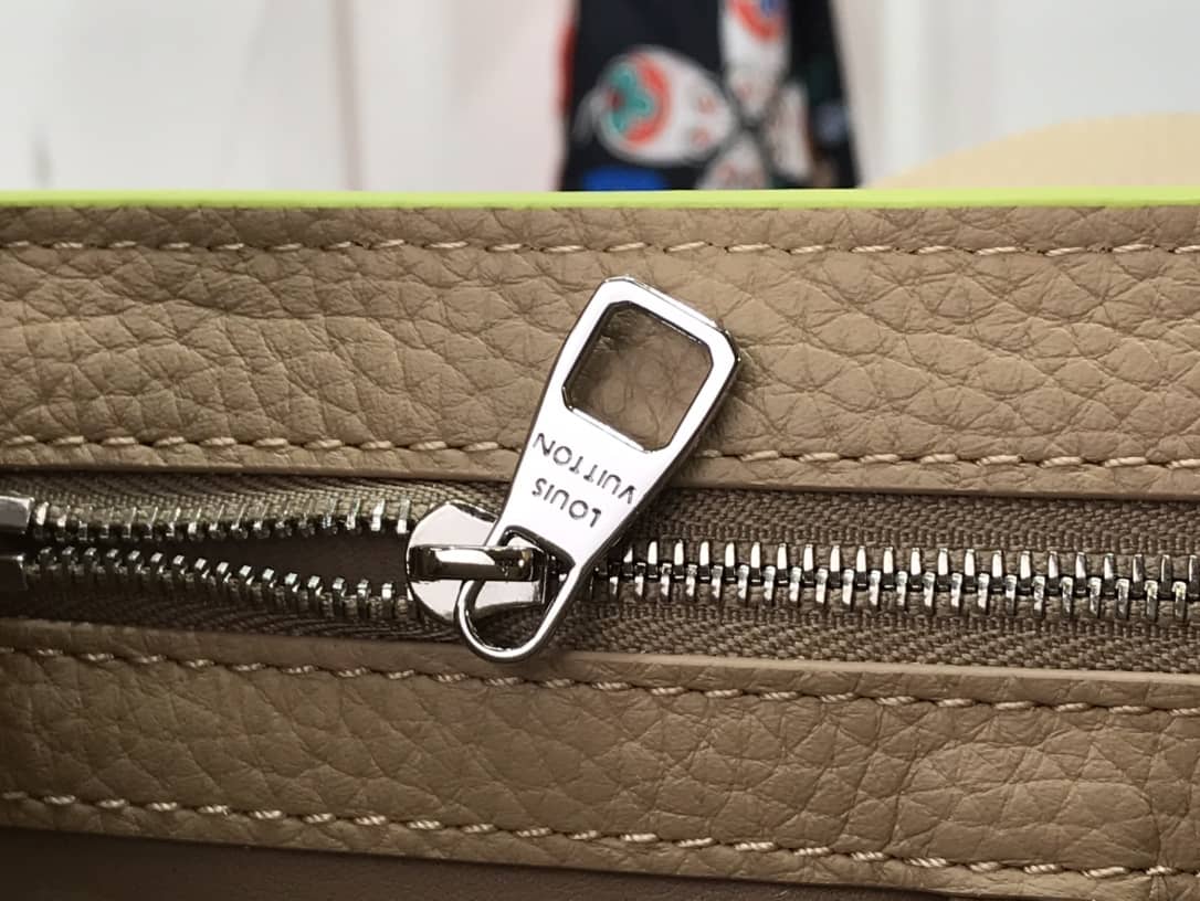 L0vis Vvtt0n Capucines Mini Taurillon Leather Replica Bag Green M57520