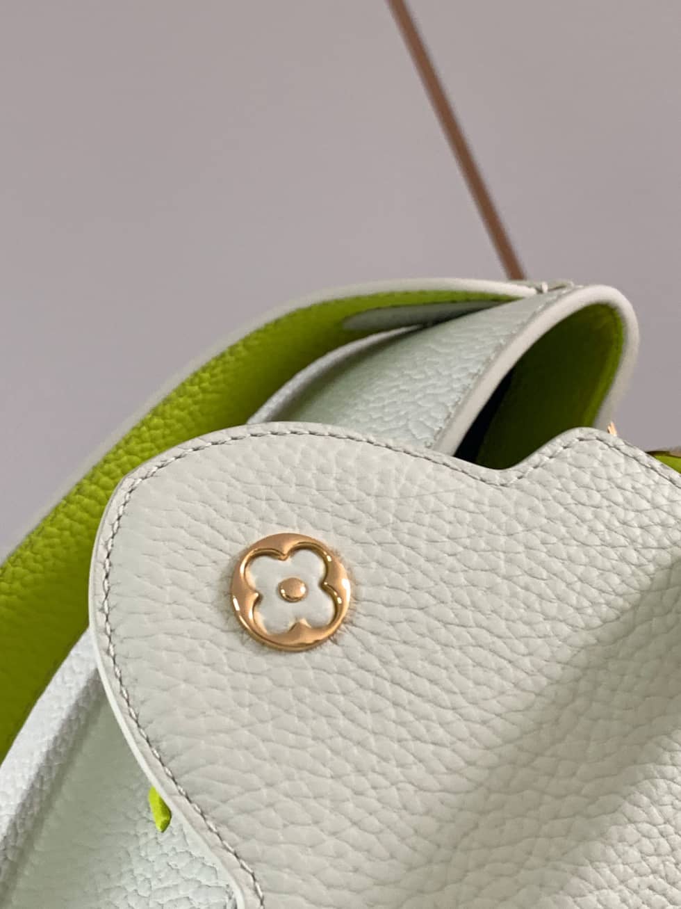 L0vis Vvtt0n Capucines BB Snow White M59468 Replica Shoulder Bag