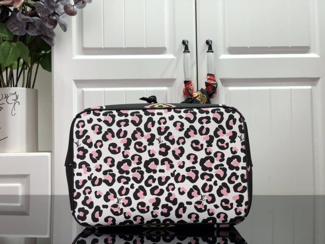 L0vis Vvtt0n Neo Noe Monogram Giant PVC Canvas Replica Shoulder Bag M45821