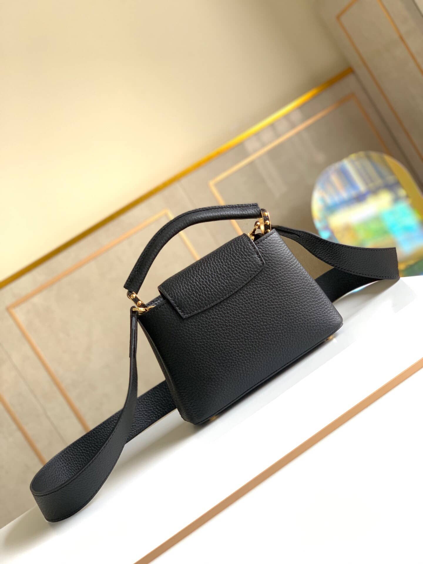 L0vis Vvtt0n Taurillon Leather Capucines Mini Replica Bag Black M55985