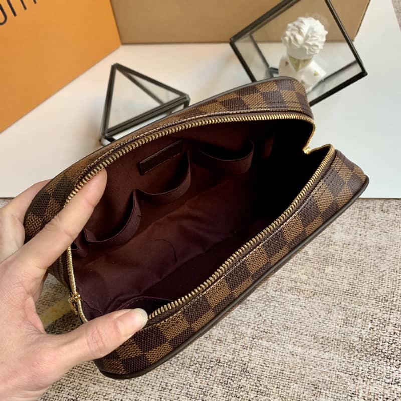 L0vis Vvtt0n Damier Ebene Toiletry Pouch Replica