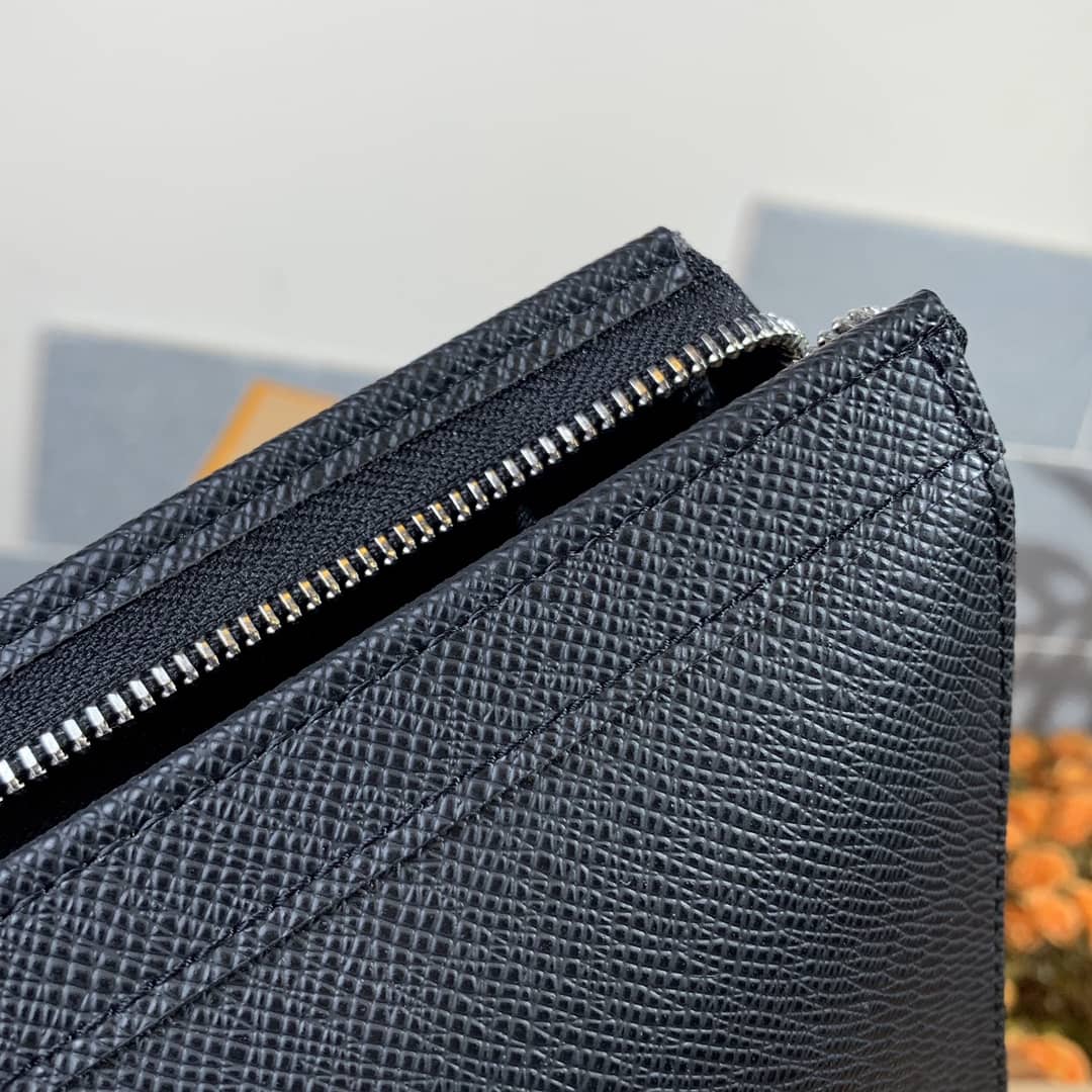 L0vis Vvtt0n Pochette Voyage Taiga Leather Replica Bag M30450