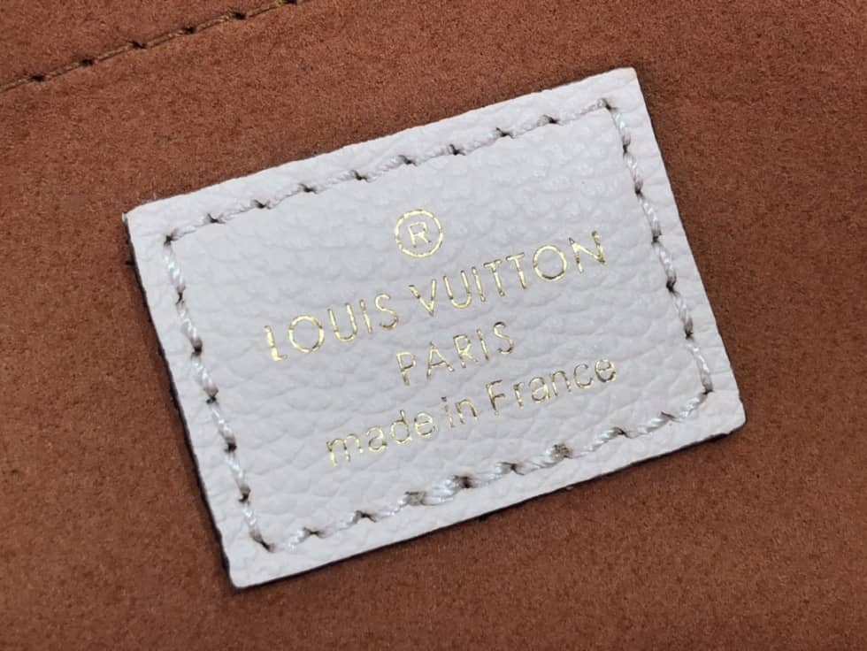 L0vis Vvtt0n Lockme Tender White M59984 Replica Crossbody Bag