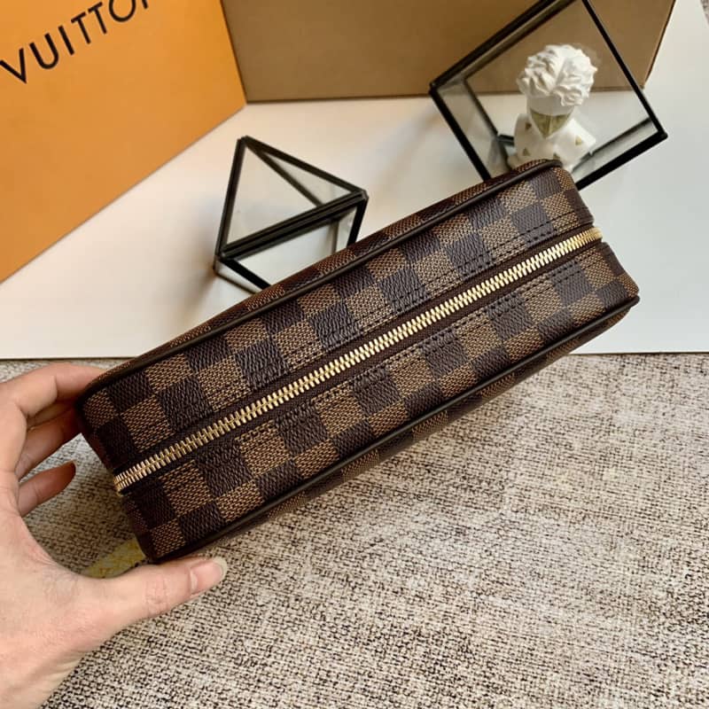 L0vis Vvtt0n Damier Ebene Toiletry Pouch Replica