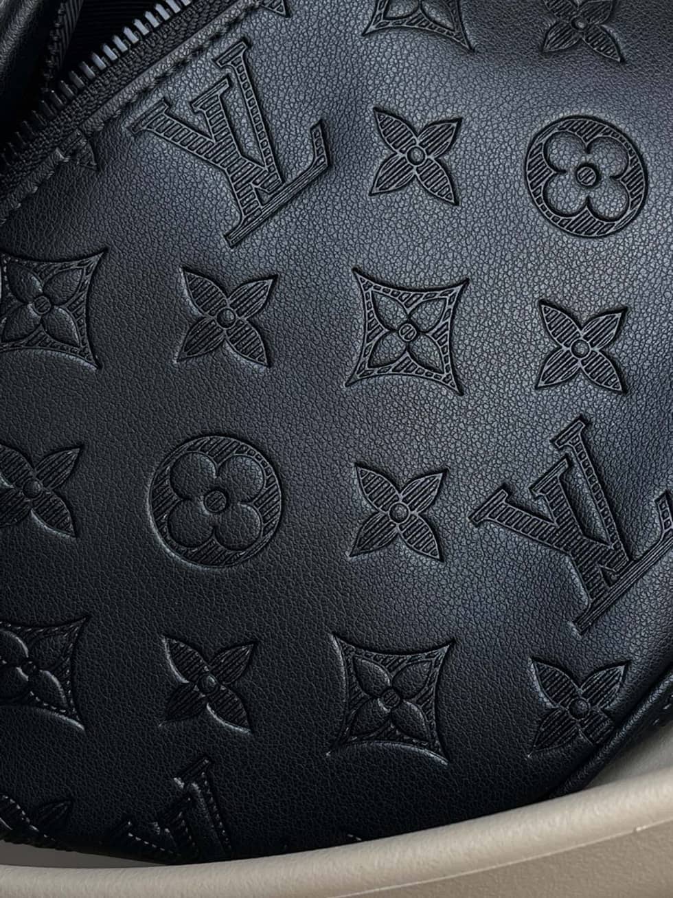 L0vis Vvtt0n Discovery Bumbag PM Monogram Shadow Black M46036 Replica Belt Bag