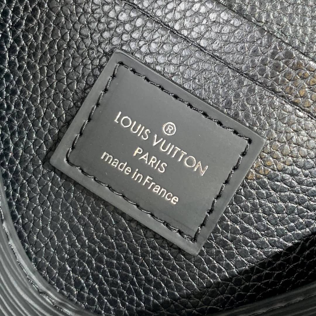 L0vis Vvtt0n Replica Toiletry Pouch 26 Epi Leather Bag Black M41366